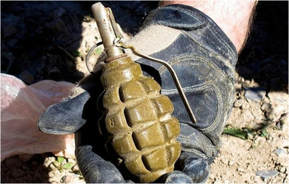 Афганский тюльпан граната. Американские гранаты. Опасная граната. Граната ф1 в руке. Украинец гранаты