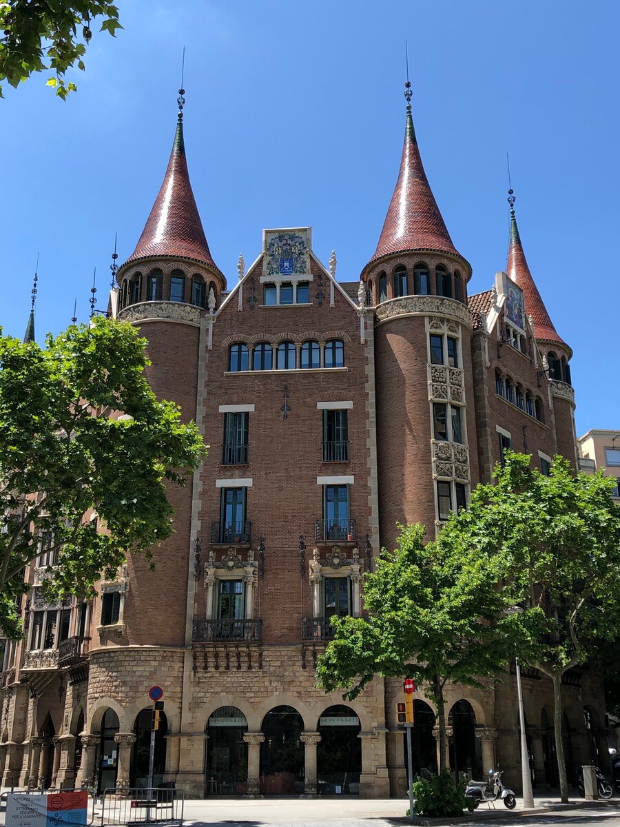 Дом с шипами