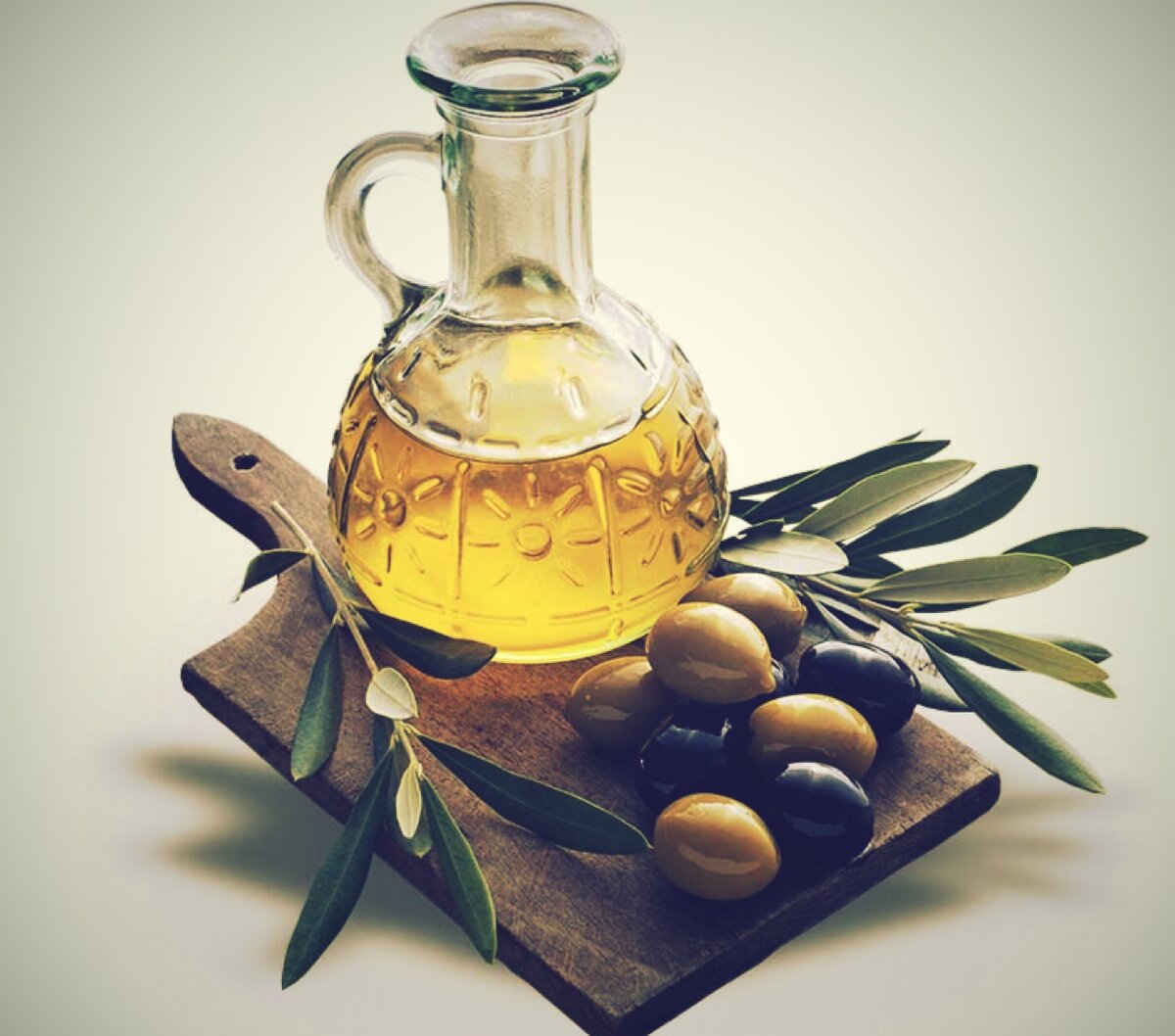Оливковое масло снижает уровень холестерина и стабилизируется артериальное давление (Источник: Яндекс.Картинки)