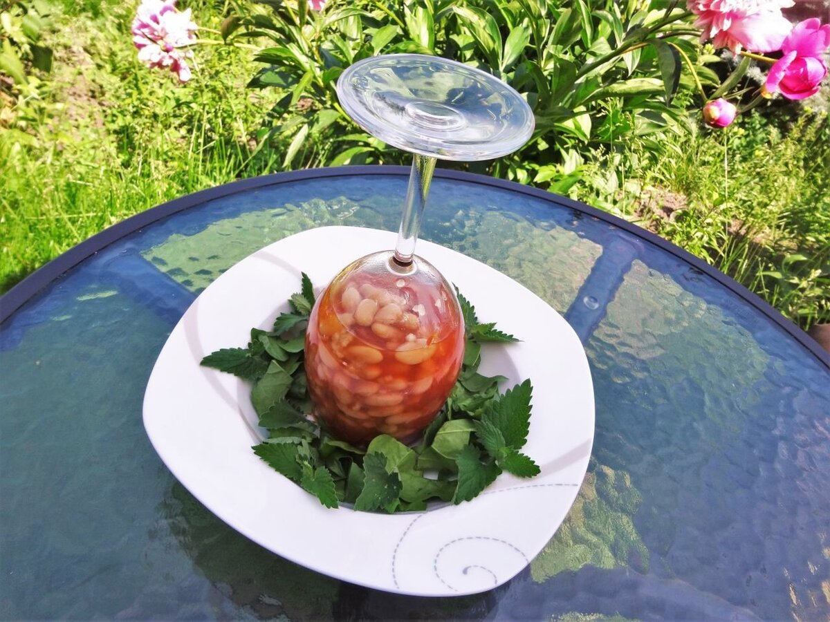 Подача томатного супа в бокале придаёт торжественность моменту