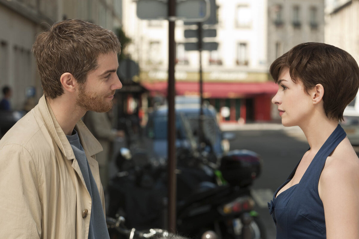 В главных ролях Энн Хэтэуэй и Джим Стёрджесс 