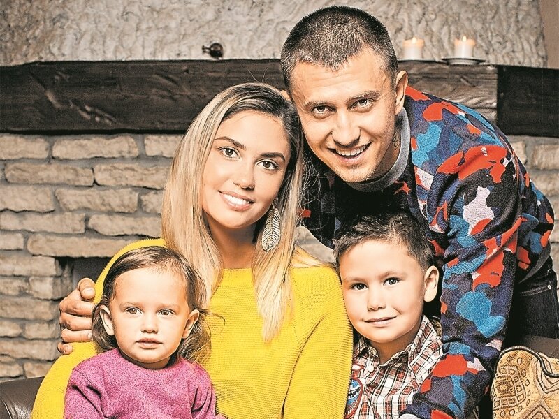 Павел Прилучный с бывшей женой Агатой Муцениеце и детьми