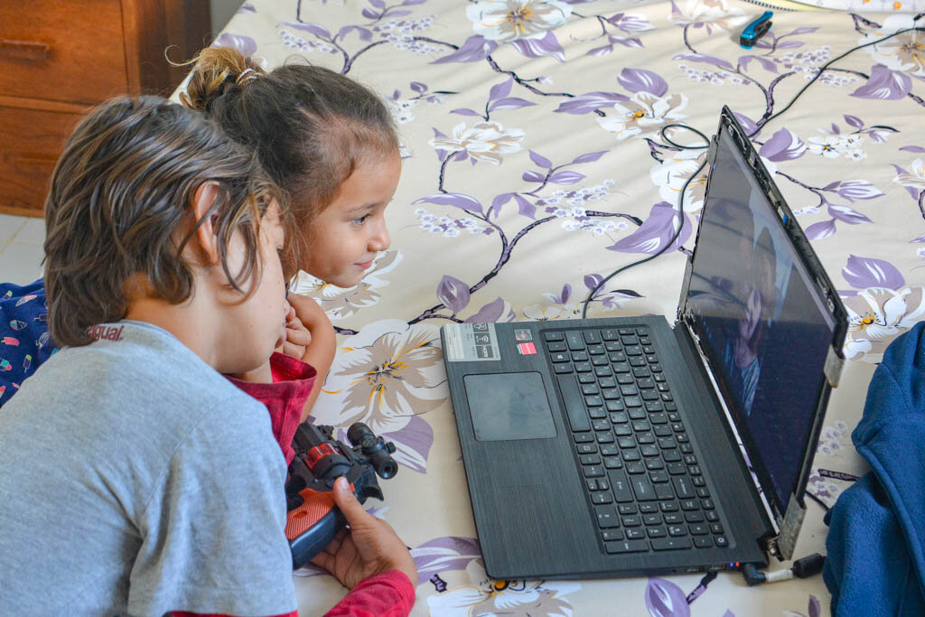 2. Дети с утра в скайпе учат русский с бабушкой. Зацените мой ремонт ноутбука. У него сломались оба "ребра жесткости" за которые монитор крепится к крышке. Вот как так? Вроде бы недешевый девайс (850 долларов отдал в РФ), а хватило только на год. Вывод: ACER - говно! Никогда больше не куплю ноутбук в пластиковом корпусе. НИКОГДА!