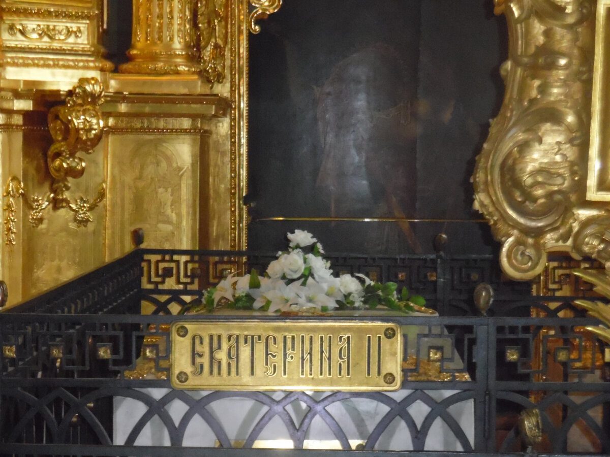 Кто похоронен в петропавловской. Усыпальница Петра 1 в Петропавловском соборе в Санкт-Петербурге. Могила Екатерины 2 Санкт-Петербург.
