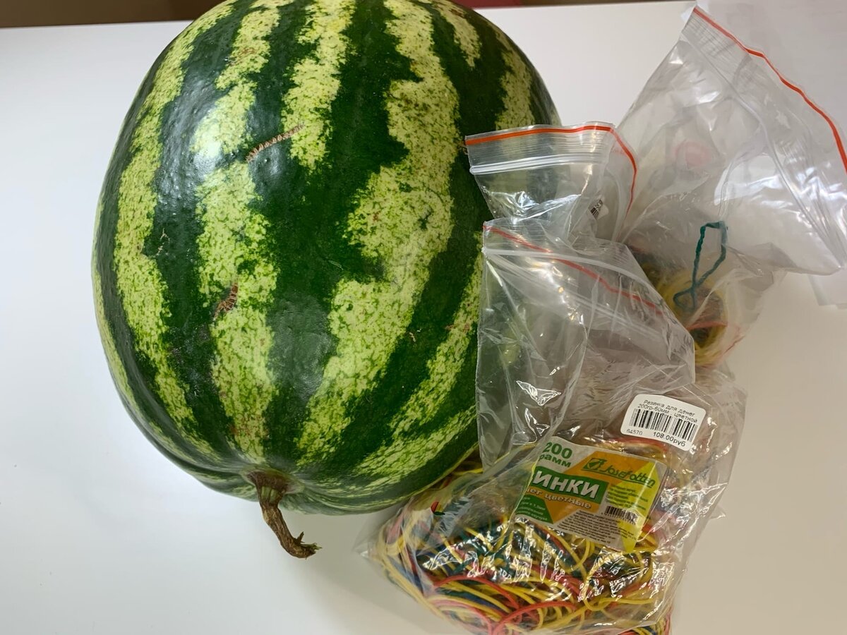 Фото сделано автором (арбуз и резинки)
