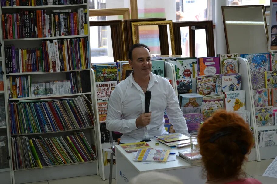 Рушель Блаво на презентации своих книг!