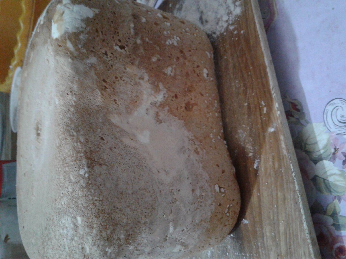 Мне показалось, что маловато муки в процессе замешивания, и я добавила сверх нормы по рецепту. И зря. Ну, первый блин часто комом))