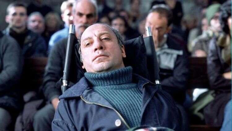 Кадр из фильма "Море внутри". Реальная история испанца Рамона Сампедро, боровшегося за право уйти из жизни. 