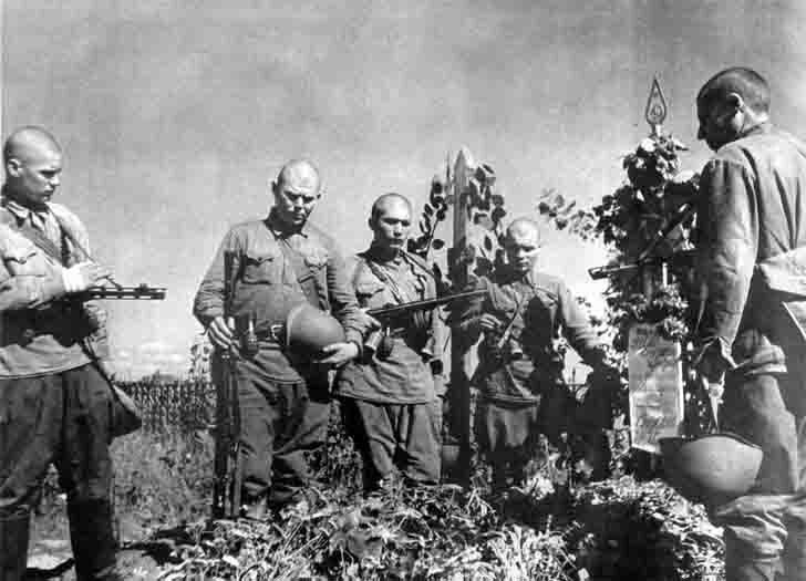 Soviet soldiers stand over the grave of their fallen comrade.
The monument can be seen surname and initials of the deceased soldier – Smyslov N.I.