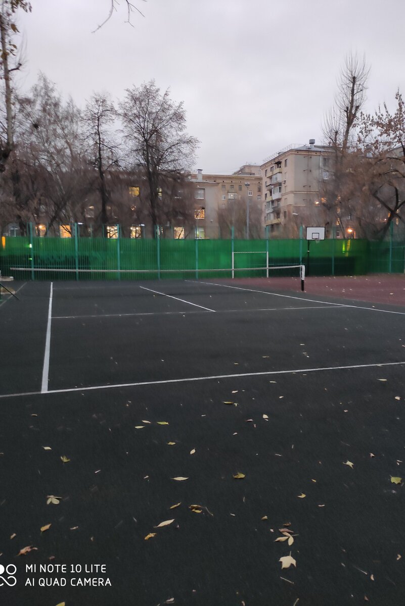 Вечереет.  Здесь видно, что у нас теннис и баскетбол.  Лучшие игры с мячом.