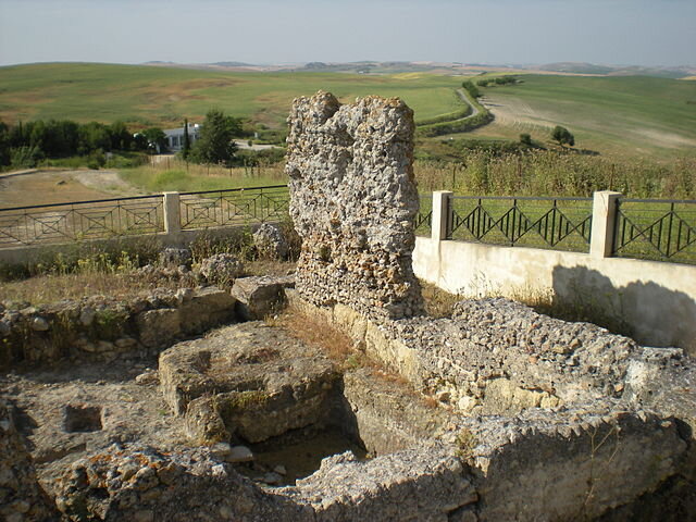  Руины римского мавзолея в Аврелии Кариссе / Menesteo / wikimedia commons / CC BY-SA 4.0