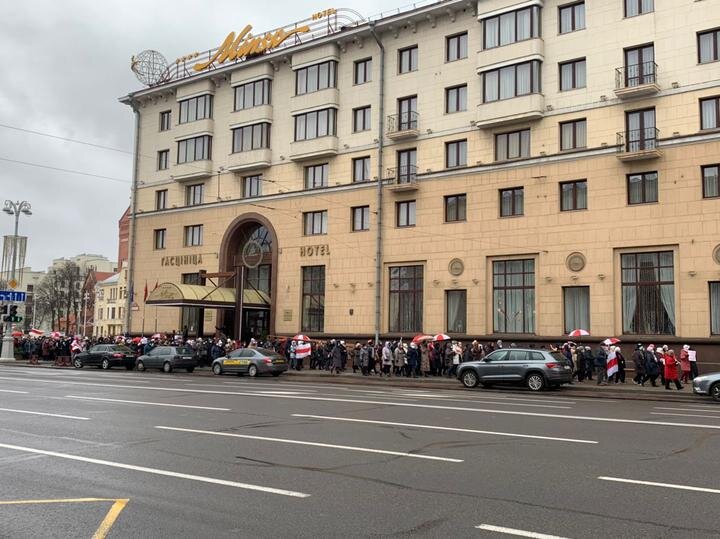 В Минске снова перебои с движением общественного транспорта. Об отмене некоторых остановок на проспекте Независимости сообщает «Минсктранс».