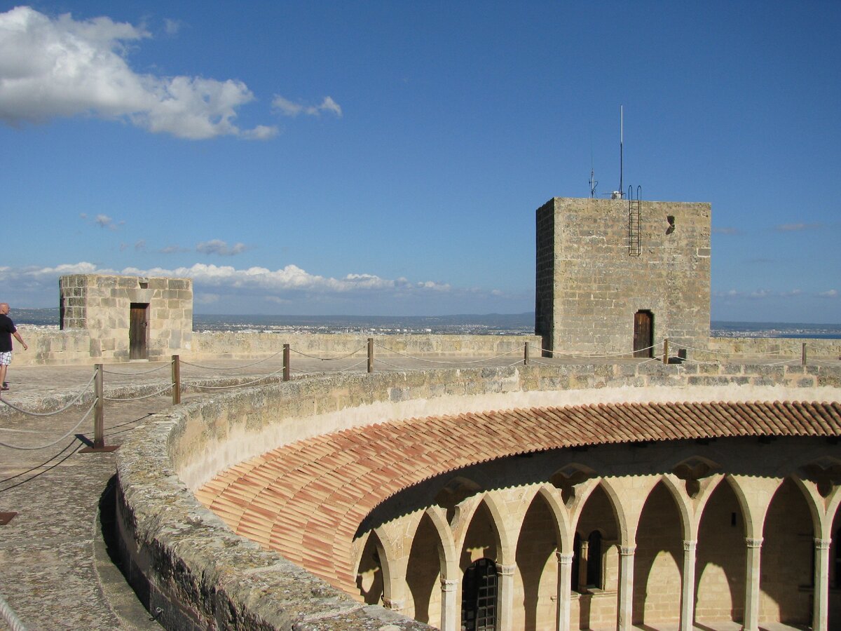 Замок Бельвер и вид на залив Пальмы