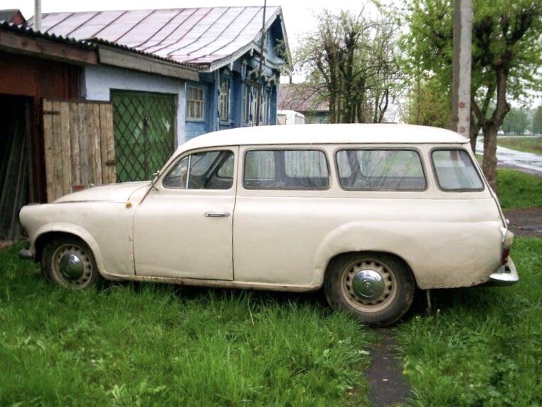 С водительской стороны только одна дверь.