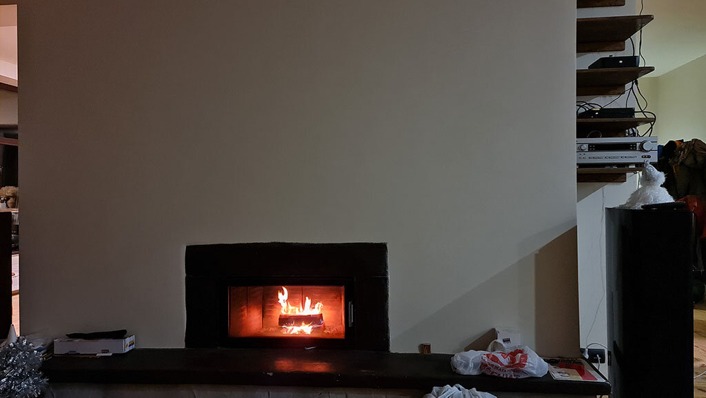 вся площадь над камином - экран для проектора... 