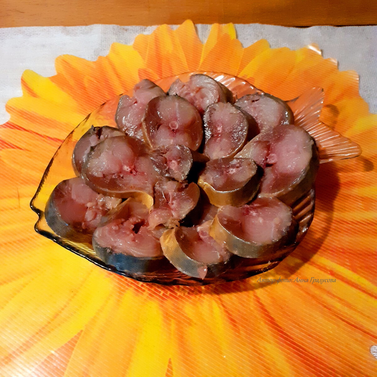 Вот такая чудесная рыбка получилась - вкусная, нежная и красивая.