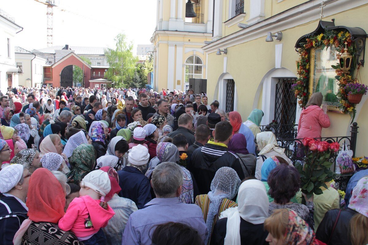 Люди пришли к Матронушке. Фото Яндекс.Картинки