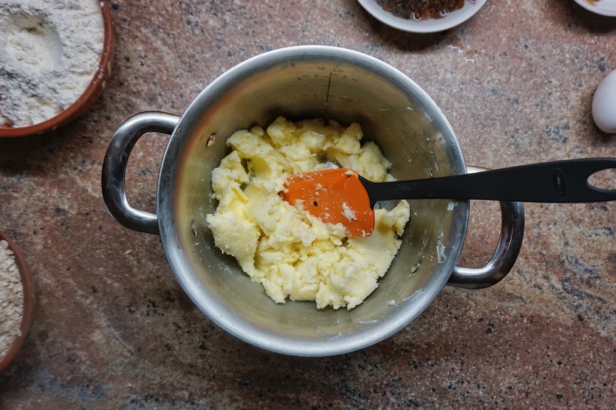 Просто перемешиваем сахара с маслом