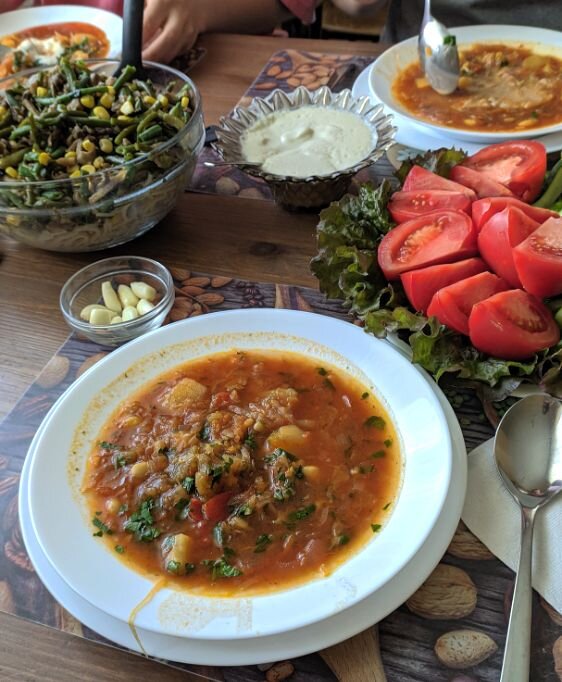 Лапша цельнозерновая с грибами и овощами, борщ, веганская сметана, свежие овощи, чеснок