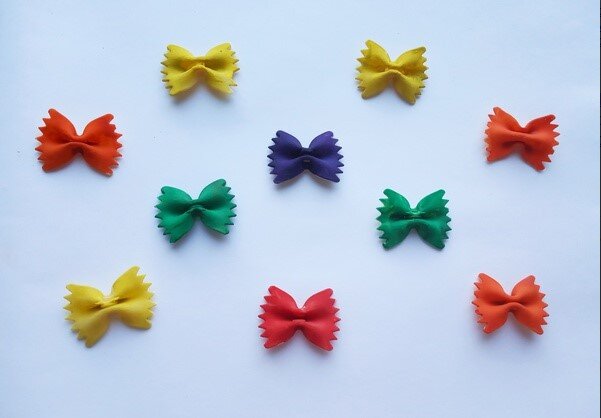 Прекрасно смотрятся яркие бабочки.