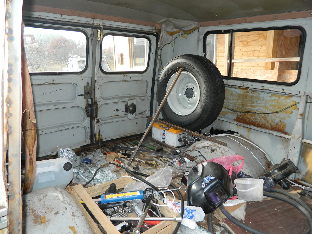 Прошли годы, много десятилетий, снова выбор машины. В этот раз надежной машины, которая должна служить все время дожития, на пенсии короче. Одна на все время, УАЗ Буханка, лучше не нашел.