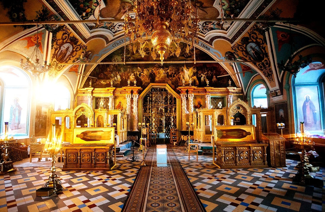 Внутри храма