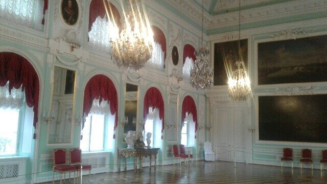 Здесь  жили российские императоры. 