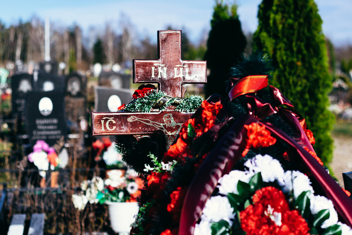 Что делать с крестом после установки памятника?