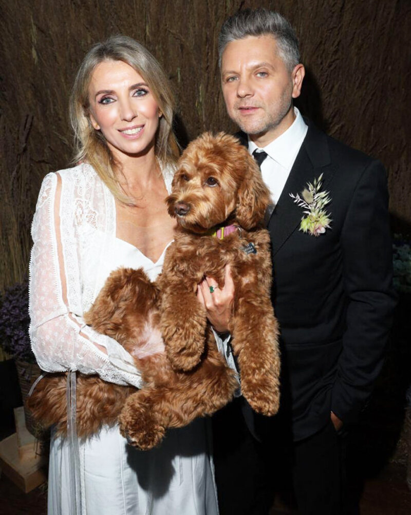 Эта пара сделала все, чтобы их бракосочетание запомнилось надолго. Например, самым особенным гостем и подружкой невесты стал очаровательный лабрадудль Светланы Бондарчук - Фанни. Даже первое фото после росписи невеста сделала со своей любимицей.