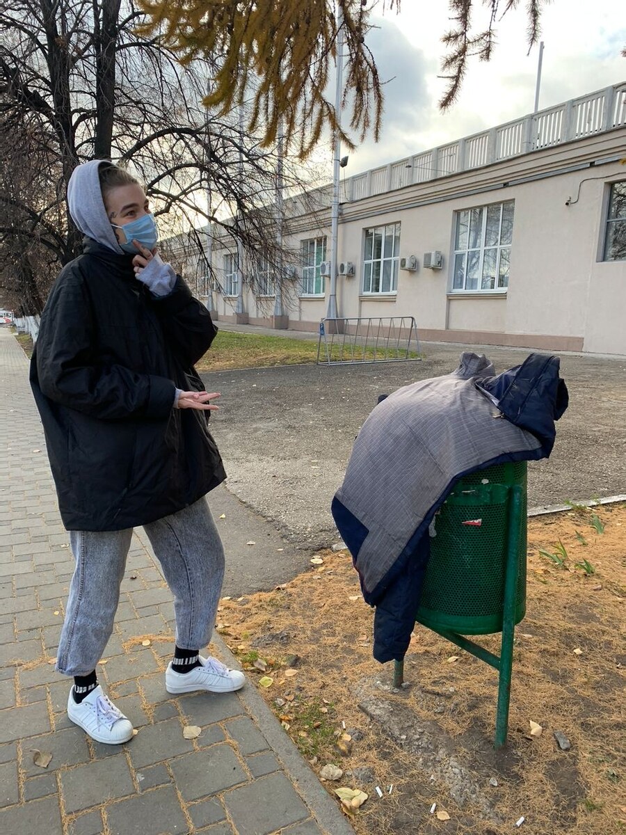 Что думают про людей, которые покупают одежду в секонд-хенде