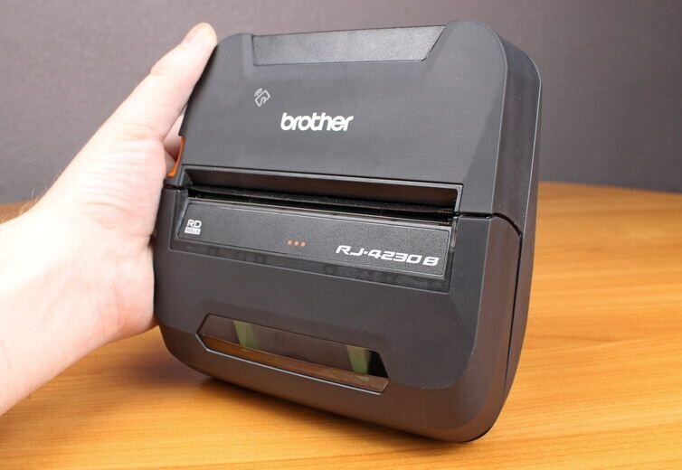 Из-за прорезиненного корпуса RJ-4230B получился довольно большой и увесистый для мобильного принтера
