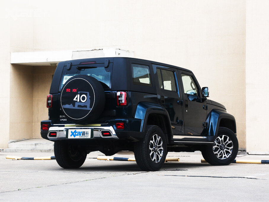 Сзади BJ40 действительно малоотличим от Jeep Wrangler