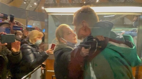 Перед задержанием, Алексей поцеловал свою жену