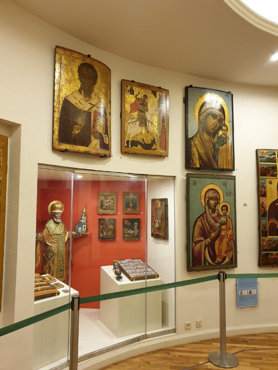 Фрагмент раздела постоянной экспозиции "История русского православия" в Музее истории религии 