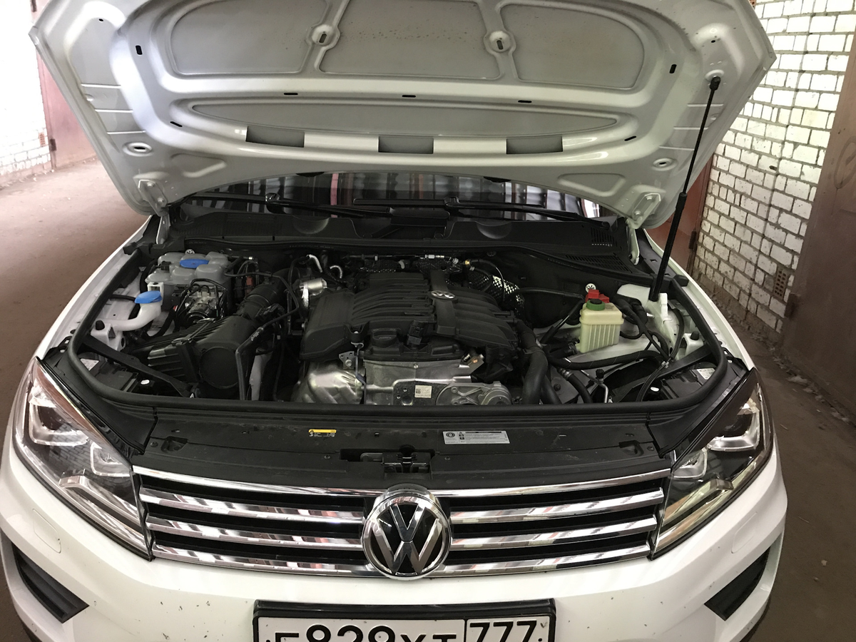 Туарег под капотом. Touareg NF 3.6 подкапотное. Touareg 3,6 NF под капотом. Подкапотное пространство Туарег 3.0 дизель. Touareg NF подкапотное