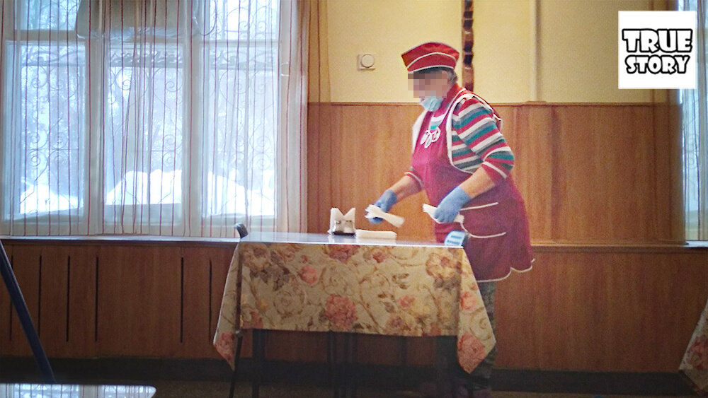 Зашли в советскую "пельменную". Настоящая столовая времен СССР, в которой ничего не стали менять. Поели втроем на 300 руб