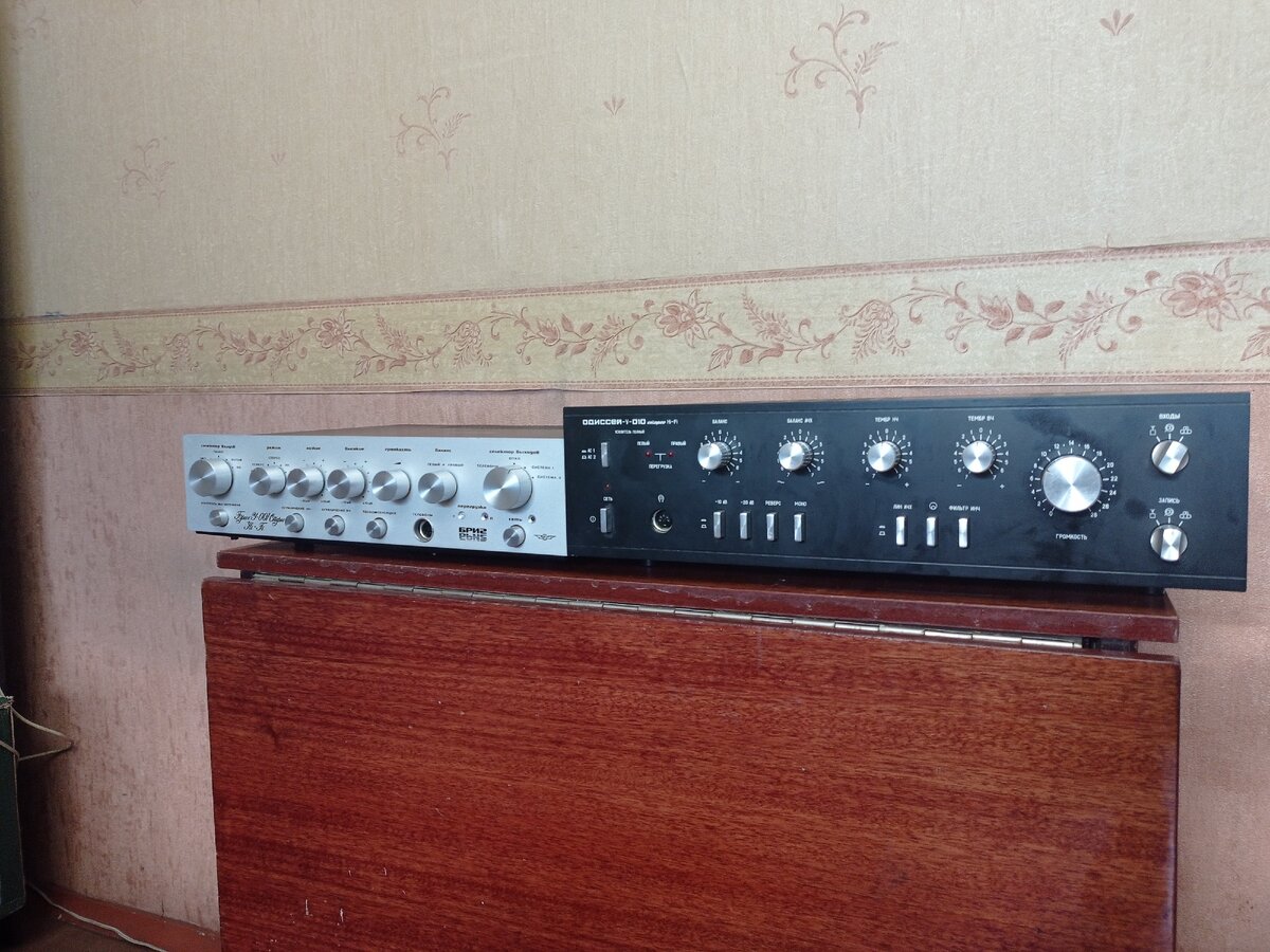 в черном ему лучше