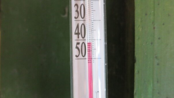 Холодный зимний вечер, в Сибири -40C°.  Тишь на дворе, треск березы в печи.