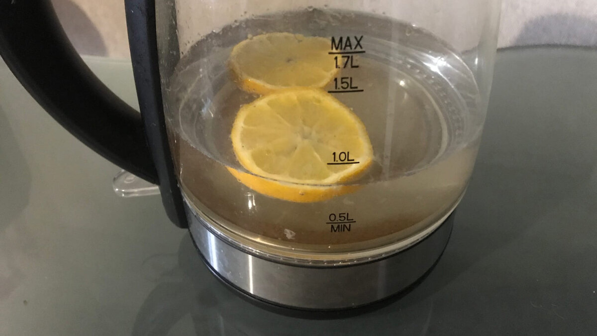 Добавляем пару долек лимона