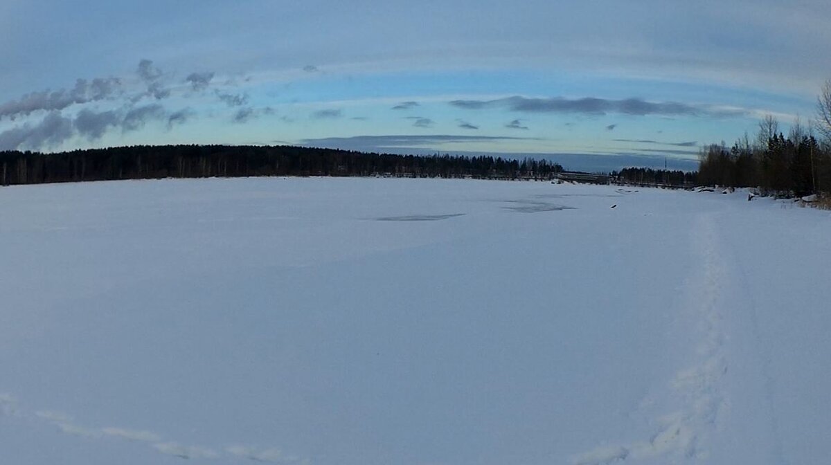 Тёмный участок реки, это русло, а к нему от нашего берега идёт хороший такой и длинный свал.