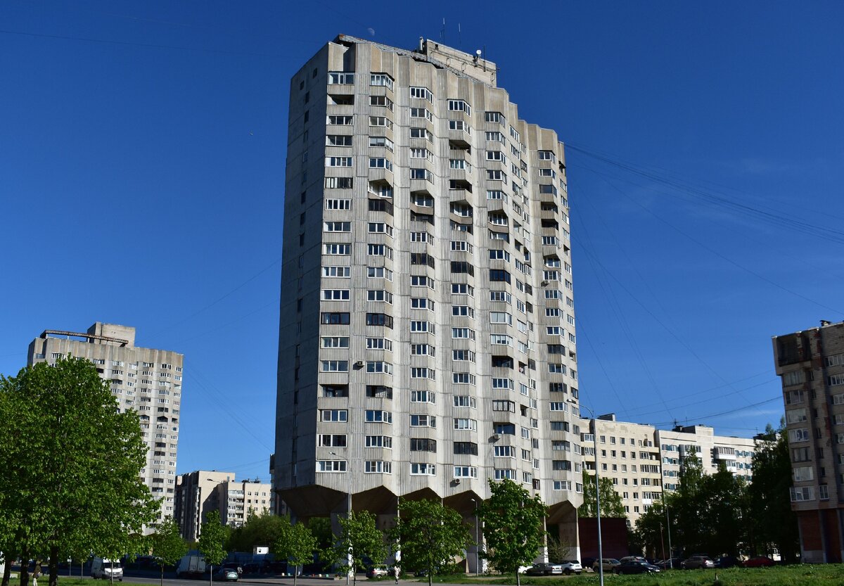 Знаменитые дома на ножках - одна из главных достопримечательностей западной части Васильевского острова