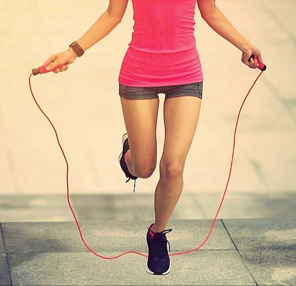 Первое, что хорошо топит жир,  это наши любимые прыгалки, нам достаточно начать с малого. Начните по 20-30 прыжков, это у вас будет первый подход, всего подходов три. Старайтесь дышать спокойно 