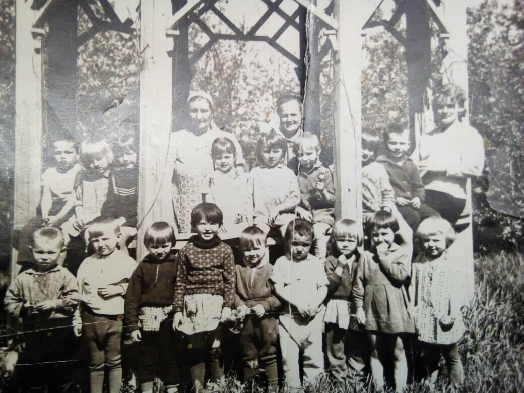 В беседке детского дома