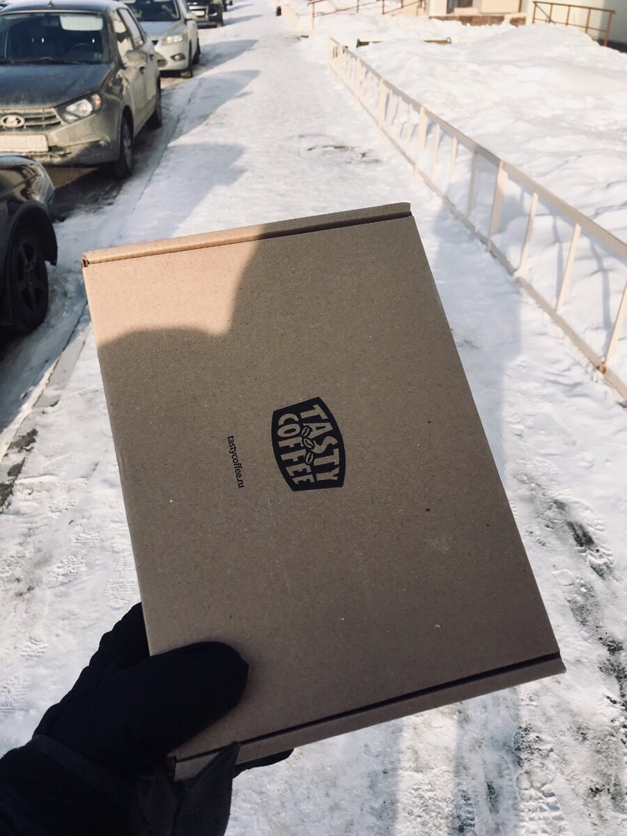 Иду радостный, с посылкой, домой