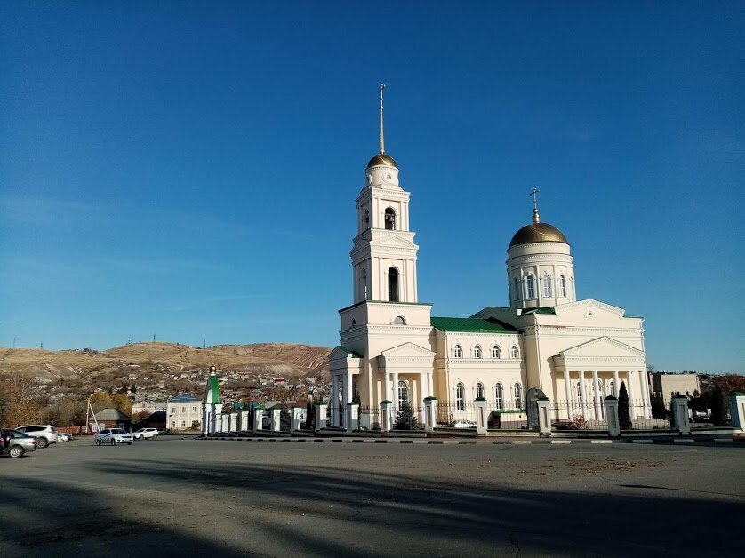 Фото храма на фоне вольских холмов