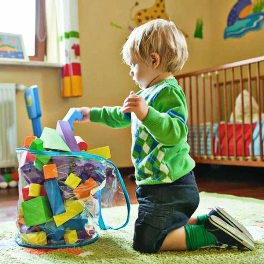 Самостоятельность и активность ребенка. Разбросанные игрушки. Игрушки для детского сада. Дети в детском саду. Прибрать игрушки.