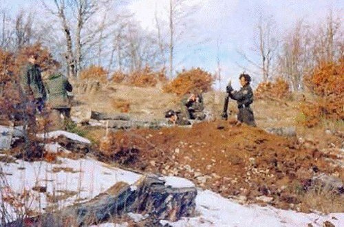 Валерий Гаврилин ведет огонь из миномета