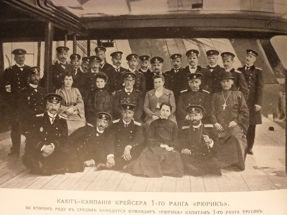 Во втором ряду справа отец Алексей.