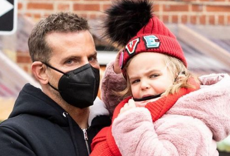 Брэдли Купер с дочерью. Фото: www.instagram.com/bradleycooper.ok