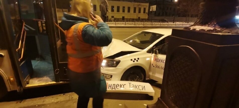 Таран троллейбуса стоящего на остановке 12.01.2021 в 6.30 утра, В.О., Санкт-Петербурга.